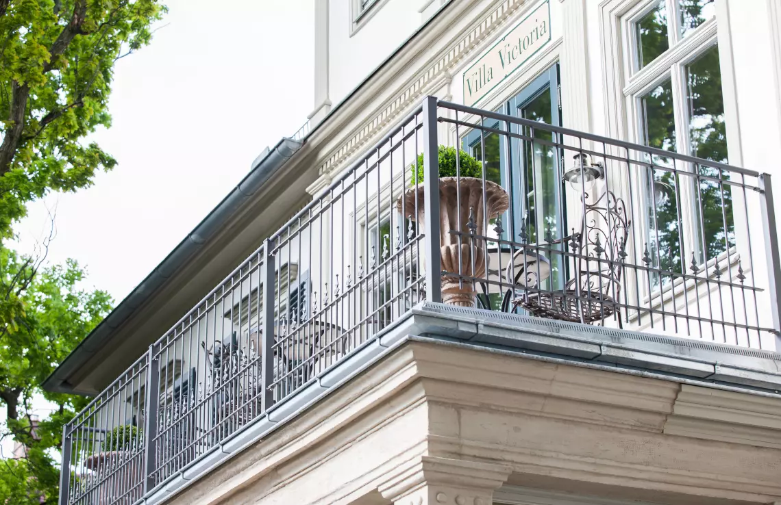 Geländer Lucca auf Balkon von romantischer Villa