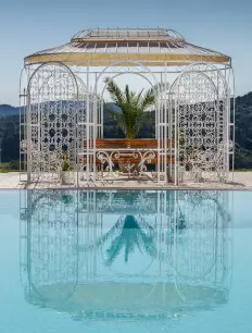 Pavillon Verona in weißer Farbe mit Swimming Pool im Vordergrund