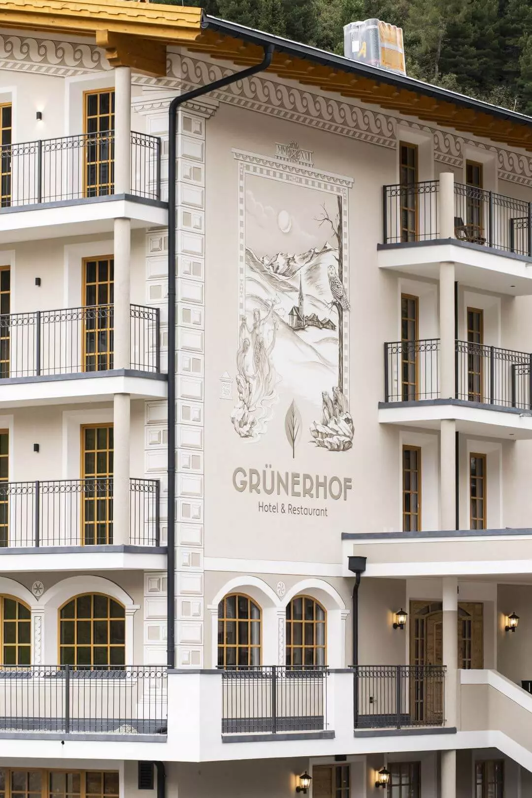 Hotel Grünerhof mit Geländern Belluno, pulverbeschichtet anthrazit